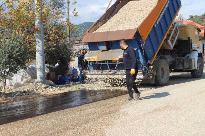 Kumluca Ortaköy’de deforme olan yollar asfaltlanıyor