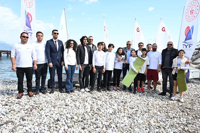 Yat Yelken Kulübü’nden Başkan Topaloğlu’na teşekkür plaketi