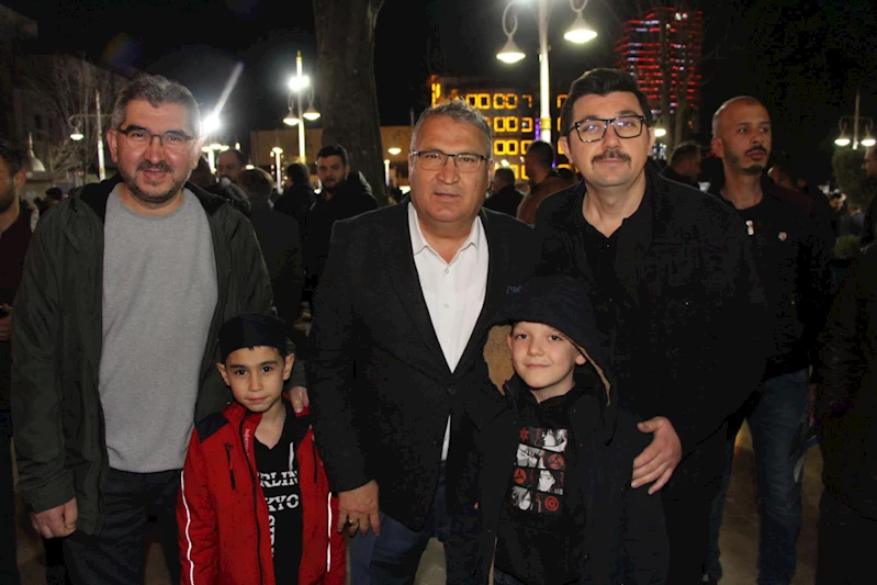 BAŞKAN ÇERÇİ İLK TERAVİH NAMAZINI SARUHANBEY CAMİİ’NDE KILDI