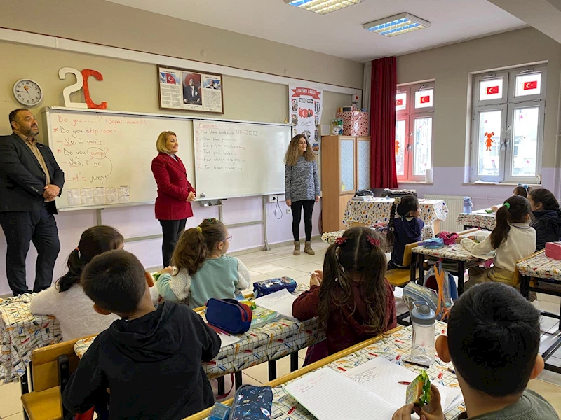 İZMİT BELEDİYESİNDEN DEZAVANTAJLI BÖLGELERDEKİ DEVLET OKULLARINA PERSONEL DESTEĞİ