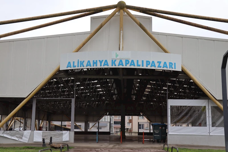 İZMİT BELEDİYESİ, ALİKAHYA KAPALI PAZAR ALANI’NI ŞEFFAF BRANDALAR İLE KORUNAKLI HALE GETİRİYOR