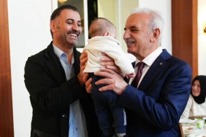 BAŞKAN YILDIRIM ORUCUNU ŞEHİT AİLELERİYLE BİRLİKTE AÇTI
