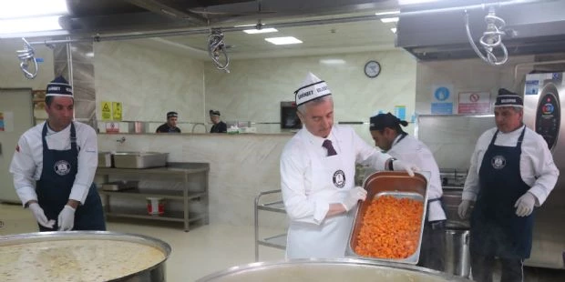 Başkanımız Vatandaşlar İçin Kendi Elleriyle Yemek Yaptı