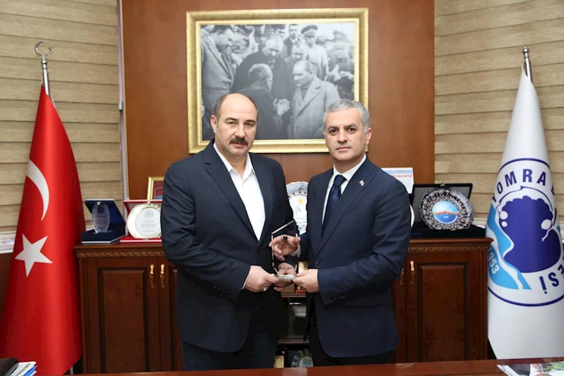 BAŞKANIMIZ MECLİS ÜYELERİMİZE TEŞEKKÜR PLAKETİ TAKDİM ETTİ