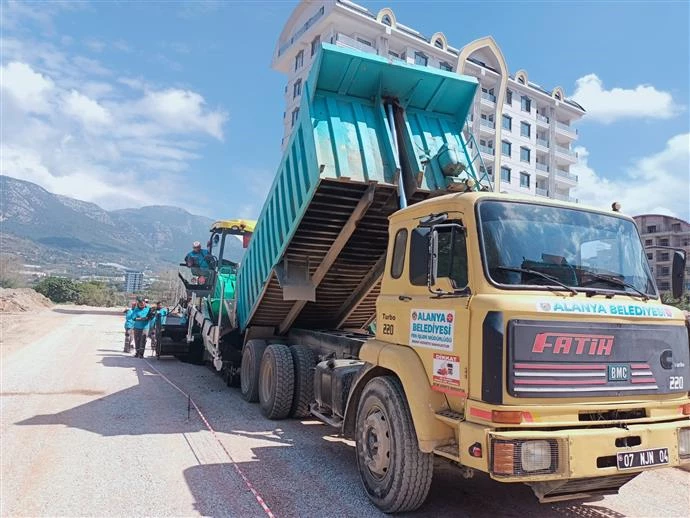 ASFALT ÇALIŞMALARI MAHMUTLAR MAHALLESI’NDE DEVAM EDİYOR