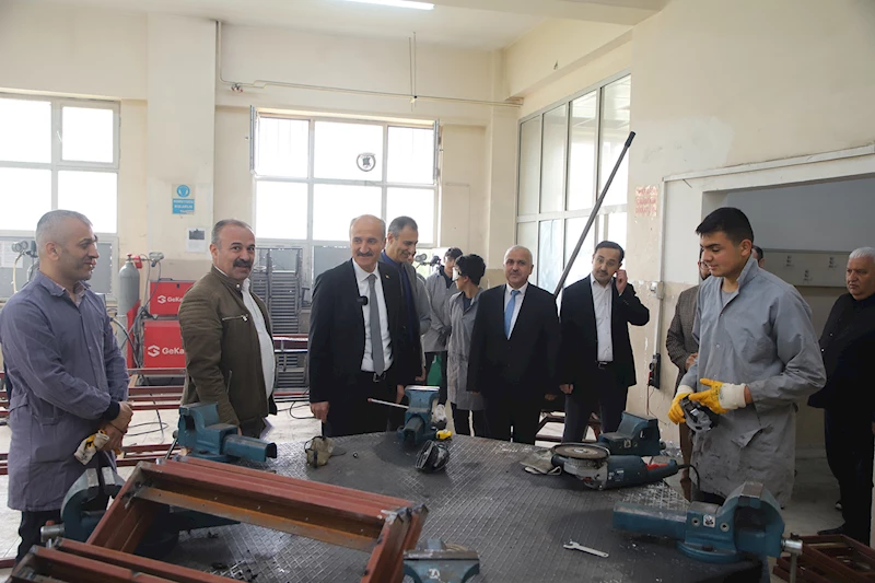 DULKADİROĞLU’NUN BANKLARINI MESLEK LİSESİLER İMAL EDİYOR