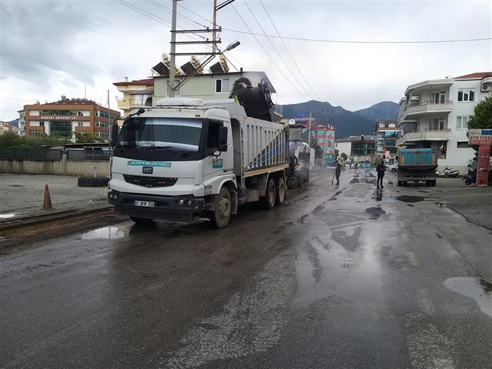 ALANYA BELEDİYESİ ASFALT YENİLEME ÇALIŞMALARINA TOSMUR’DA DEVAM EDİYOR