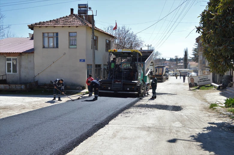 Korkuteli Yelten Mahallesi yoluna sıcak asfalt