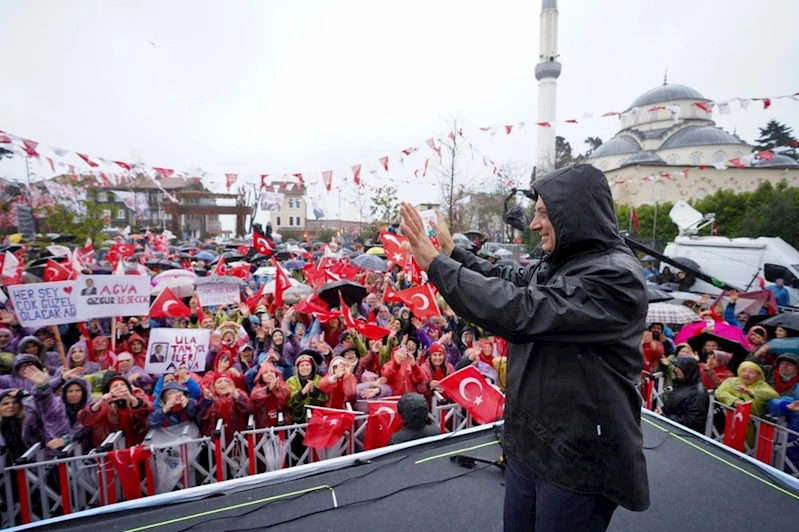 ŞİLE’DE, SAĞANAK ALTINDA KONUŞTU