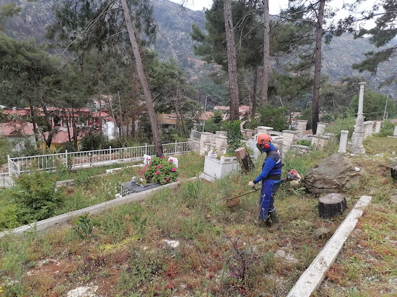 Büyükşehir’den Bayram Öncesi Mezarlık Temizliği