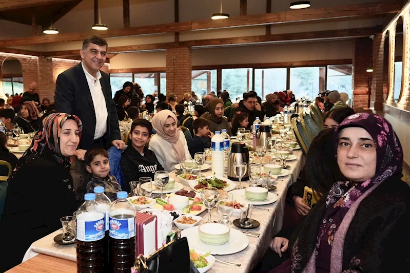BAŞKAN FADILOĞLU, YETİM ÇOCUKLAR VE ANNELERİYLE İFTAR AÇTI
