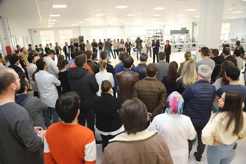 KAZIM KURT VE ÜNLÜCE SAVRONİK EMEKÇİLERİNİ ZİYARET ETTİ
