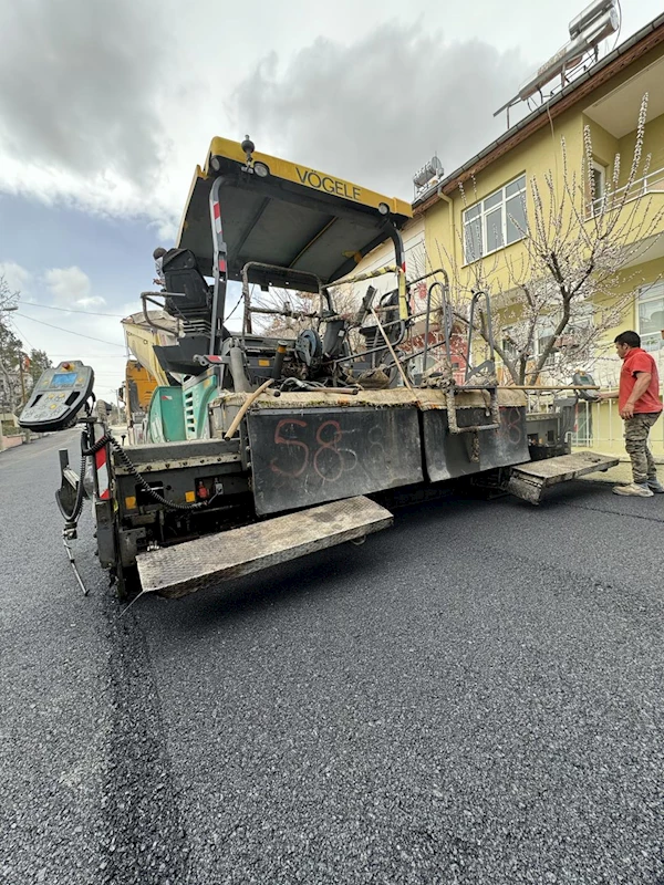 Yeni Mahalle 80 Evler Mevkii’nde sıcak asfalt çalışmalarımız ekiplerimizin mesai gözetmeksizin gayretleriyle devam ediyor !