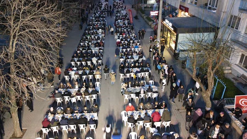 BAŞKAN KURT GÖKMEYDAN’DA 5 BİN KİŞİYLE İFTAR YAPTI