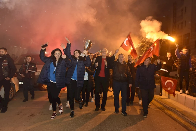 -“BİZİM KIZLAR”  COŞKUYLA KARŞILANDI, MEYDAN ŞAMPİYONLUĞU KUTLAMAYA GELEN BOZÜYÜKLÜLERLE DOLDU TAŞTI