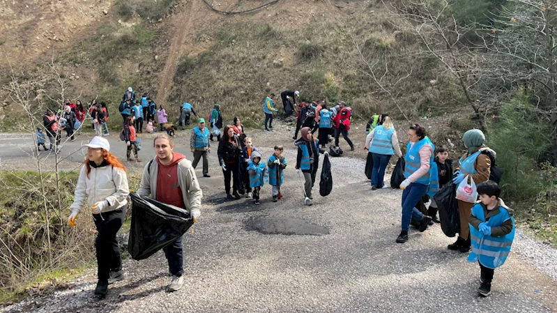‘TEMİZ ÇEVRE TEMİZ YAŞAM’ DİYEREK KENT ORMANINDA ÇÖP TOPLADILAR