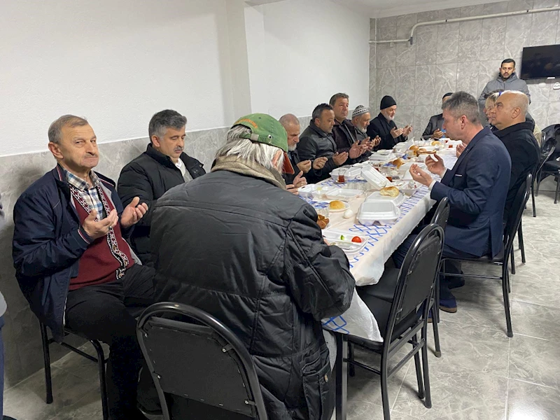 BAŞKAN HÜRRİYET, SABAH NAMAZI SONRASI KURUÇEŞME FATİH CAMİİ CEMAATİYLE BİR ARAYA GELDİ