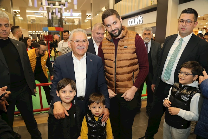 Büyükkılıç,  Kumsmall Alışveriş Merkezi’nde Esnaf ve Vatandaşlarla Buluştu