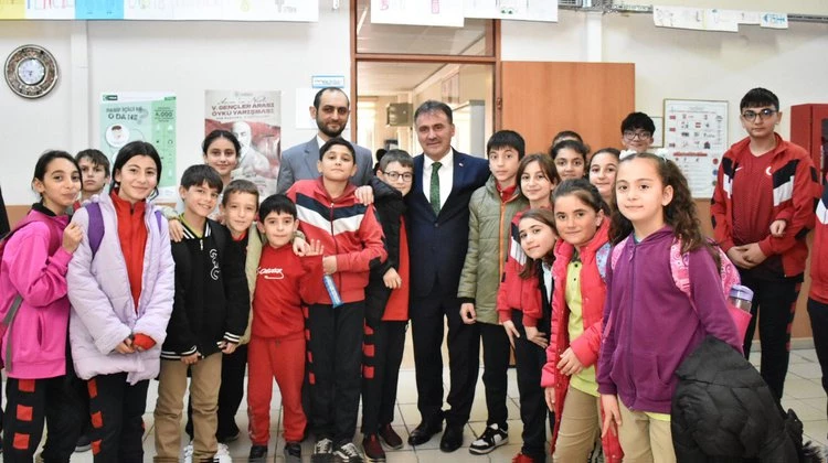 BAŞKAN ÇİMEN, AYNI GÜN 11 OKUL VE EĞİTİM KURUMUNU ZİYARET ETTİ