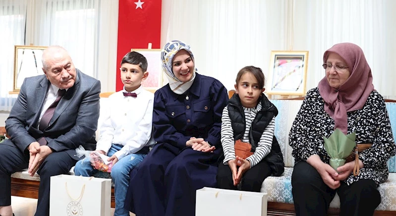 Bakanımız Göktaş, devlet desteğindeki çocuklarla huzurevini ziyaret ederek yaşlılarla bayramlaştı