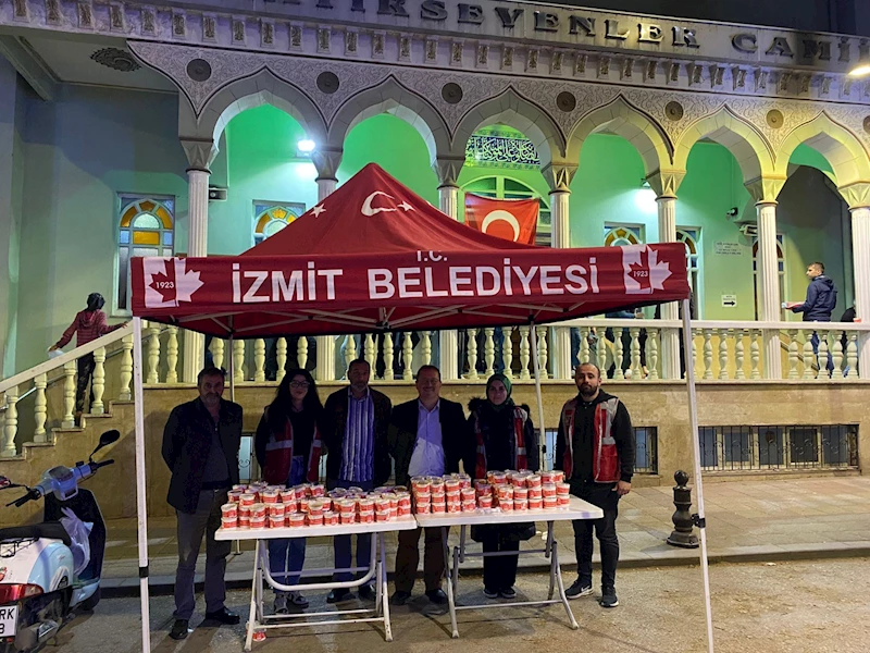 BAŞKAN HÜRRİYET, KADİR GECESİNDE VATANDAŞLARA HELVA İKRAM ETTİ