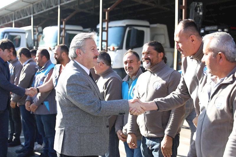BAŞKAN PALANCIOĞLU, İLK MESAİ GÜNÜNE PERSONELİ İLE BAYRAMLAŞARAK BAŞLADI