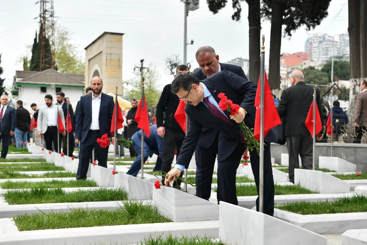 ŞEHİTLER MEZARLARI BAŞINDA ANILDI