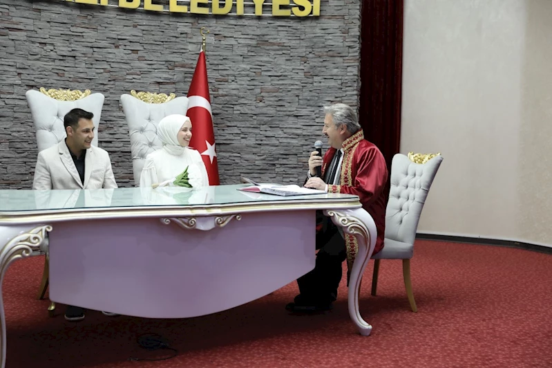 BAŞKAN PALANCIOĞLU, GENÇ ÇİFTE SÜRPRİZ YAPARAK NİKÂHLARINI KIYDI