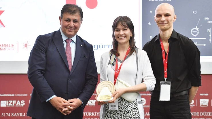 Genç tasarımcılara ödüllerini Başkan Cemil Tugay verdi