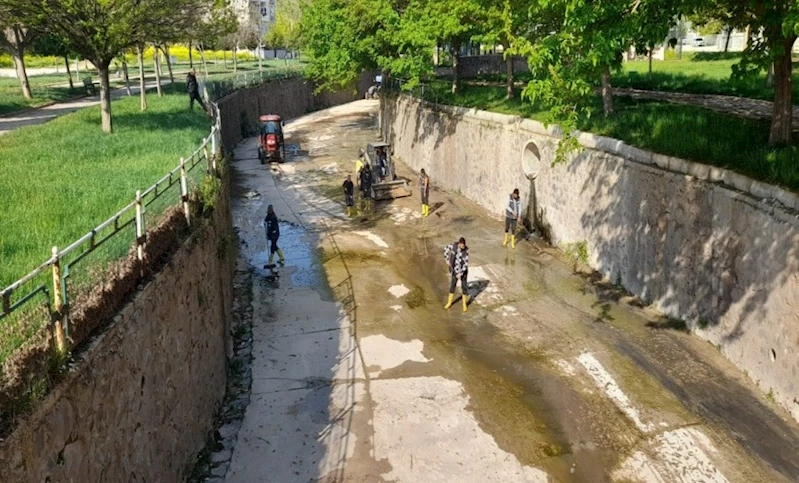 Büyükşehir’den Derelerde Periyodik Temizlik Ve İlaçlama Çalışması