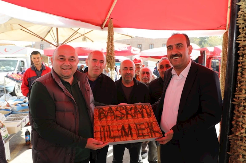 Belediye Başkanımız Av. Mustafa İlmek Cuma namazının huzur ve bereketini pazarcı esnafımız ve alışveriş yapan vatandaşlarımızla birlikte yaşadı.