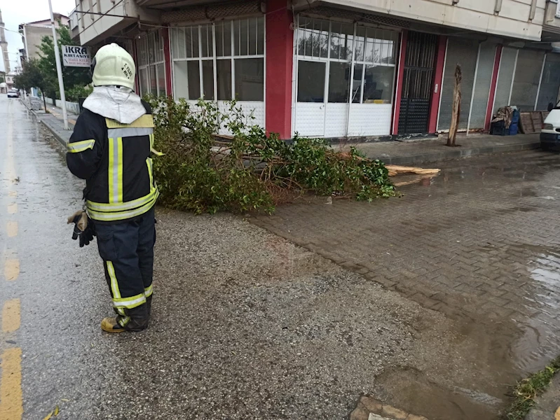 Manisa Büyükşehir İtfaiyesinden Fırtına Mesaisi