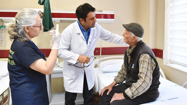 Kulakları duymayan 86 yaşındaki Cemil Amca Eşrefpaşa Hastanesi’nde tedavi oldu