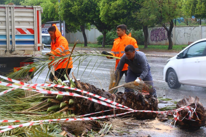 Büyükşehir’de 1200 personel fırtınada hazır bekledi