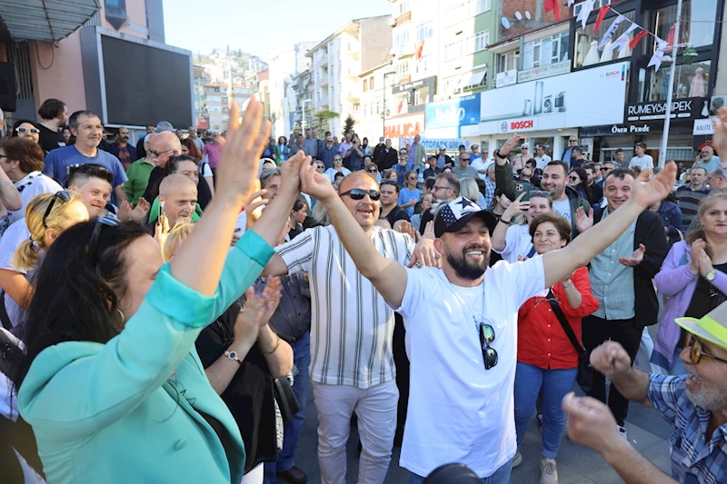 BAŞKAN HÜRRİYET MAZBATA COŞKUSUNU HALKLA YAŞADI