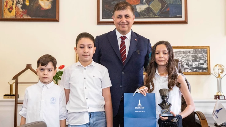 Başkan Tugay’ın emanet ettiği koltukta şarkılı mesaj