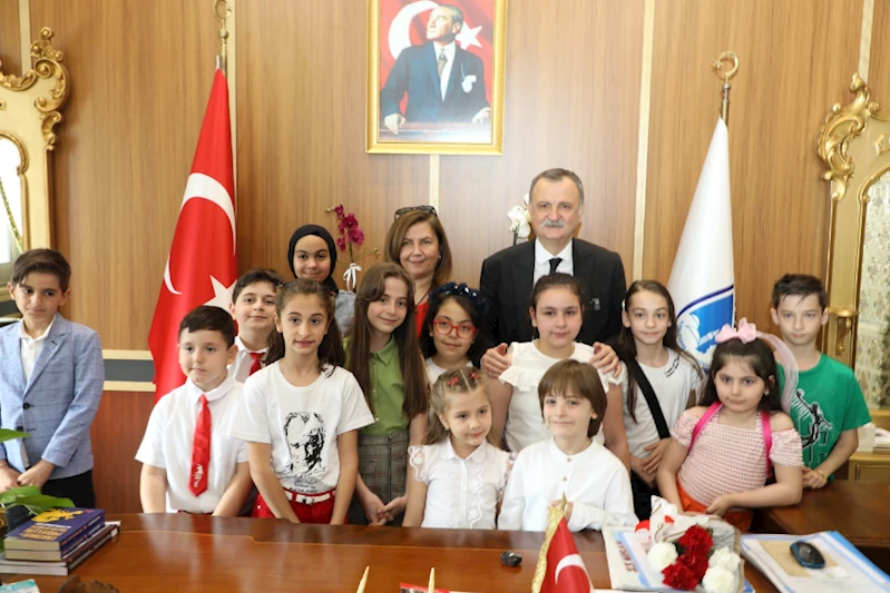 BAŞKAN BALABAN 23 NİSAN’DA KOLTUĞUNU ÇOCUKLARA DEVRETTİ