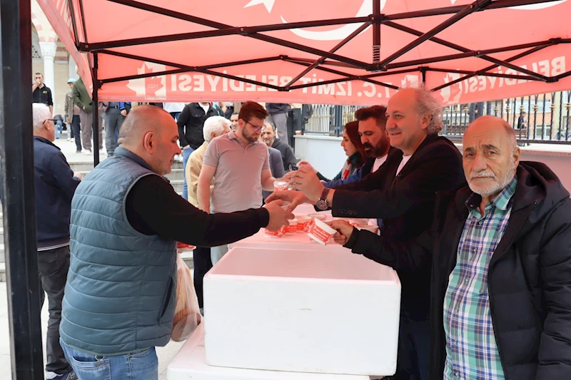 İZMİT BELEDİYESİ ŞEHİTLERİMİZİN ANISINA HELVA DAĞITTI