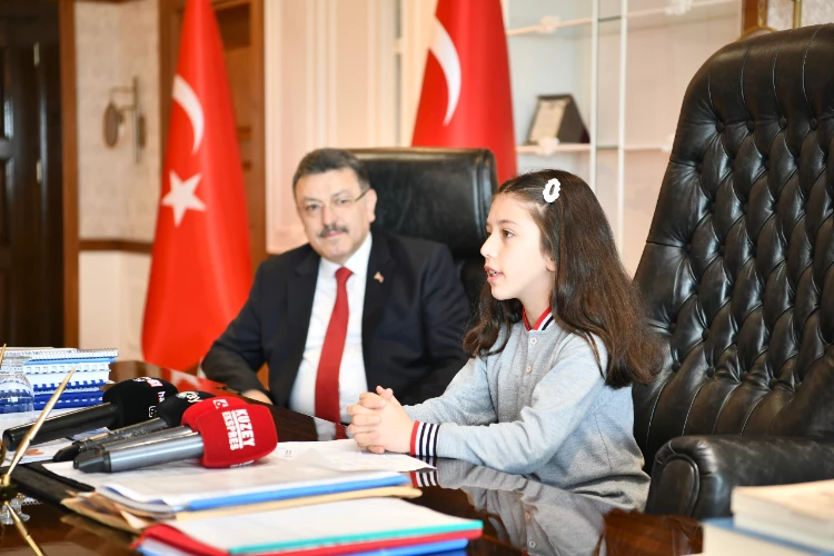 BAŞKAN GENÇ MAKAM KOLTUĞUNU ÇOCUKLARA DEVRETTİ
