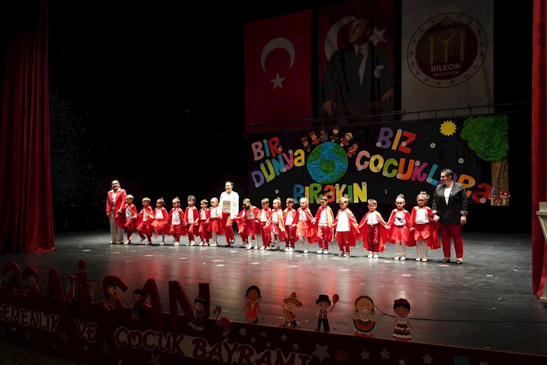 KÜÇÜK ÖĞRENCİLERİN 23 NİSAN GÖSTERİSİ AYAKTA ALKIŞLANDI