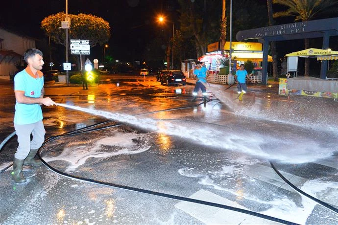 ALANYA UÇTAN UCA TERTEMİZ OLUYOR ALANYA BELEDİYESİ KALDIRIM VE YOLLARDA YIKAMA ÇALIŞMALARINI SÜRDÜRÜYOR