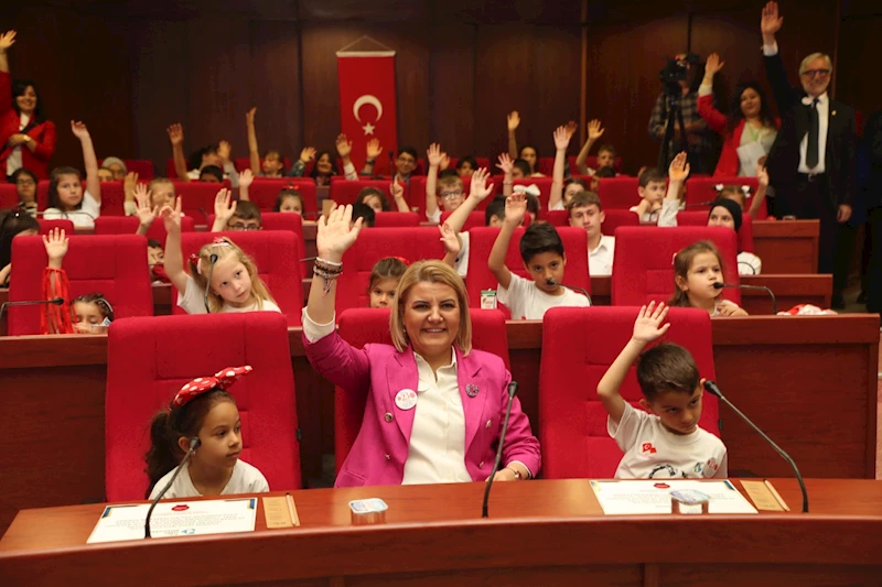 İZMİT BELEDİYESİ ÇOCUK MECLİSİ 23 NİSAN ÖZEL OTURUMUNDA BAYRAM COŞKUSU YAŞANDI
