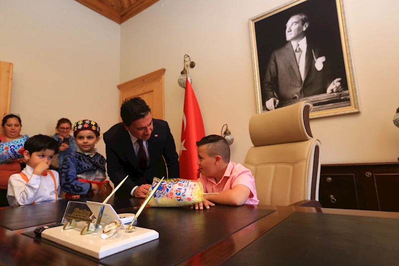 Başkan Aras 23 Nisan’da Koltuğu Çocuklara Devretti