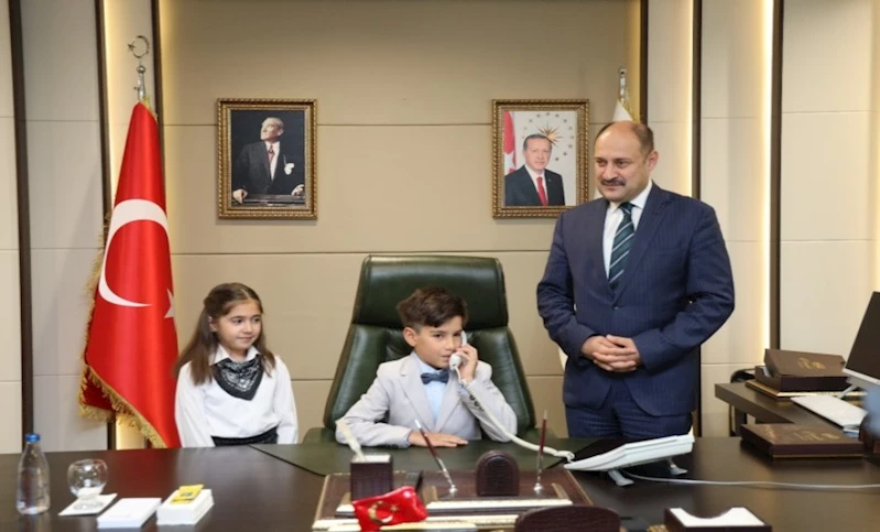 Başkan Gülpınar, 23 Nisan’da Koltuğunu Minik Öğrencilere Devretti