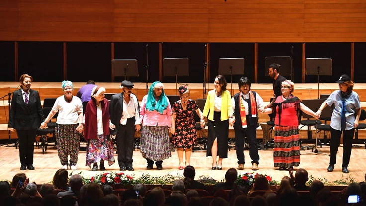 Ruhu genç İzmirliler gösterileriyle büyüledi