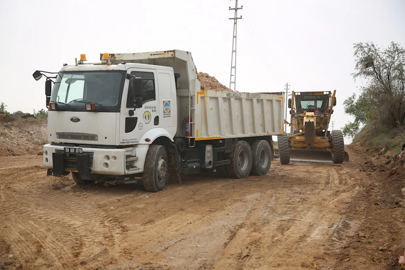 MELİKGAZİ’DE YOL YENİLEME ÇALIŞMALARI İLE ULAŞIM AĞI GENİŞLİYOR
