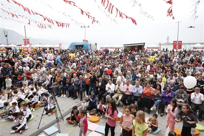 6. ALANYA ULUSLARARASI ÇOCUK FESTİVALİ BAŞLADI BAŞKAN ÖZÇELİK: ÇOCUKLAR, MEMLEKETİMİZİN TEMİNATIDIR