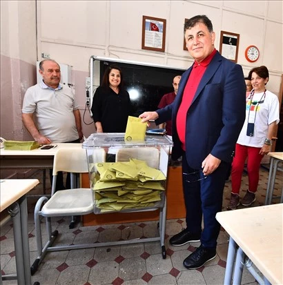 Başkan Cemil Tugay İzmir Tabip Odası seçimlerinde oyunu kullandı