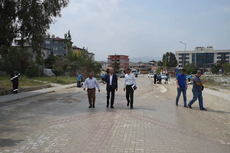 Antakya Belediye Başkanı İbrahim Naci Yapar, Akasya Mahallesi’nde süren temizlik ve yeşil alan çalışmalarını yerinde inceledi