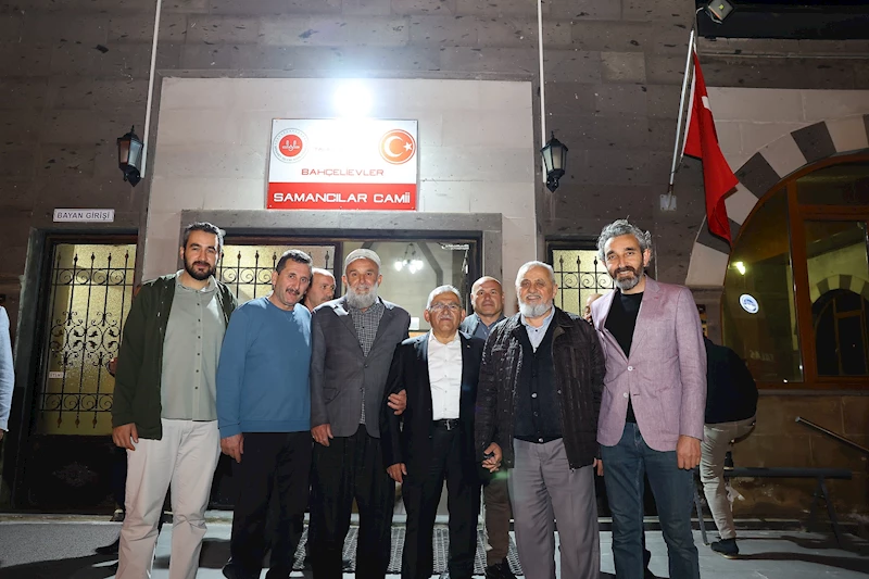 Büyükkılıç, Talas’ta Teravih Namazı Sonrası Vatandaşla Buluştu